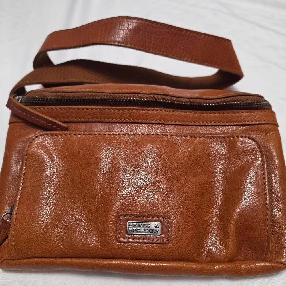 👜 Spikes & Sparrow – Bolso de Cintura en Cuero Café
Excelentes condiciones